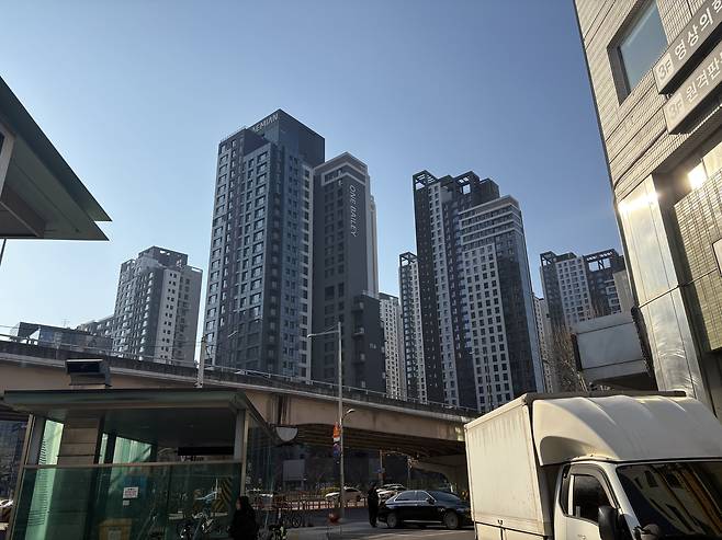 19일 서울시 서초구 반포동 ‘래미안원베일리’ 아파트 단지 모습. [정주원 기자]