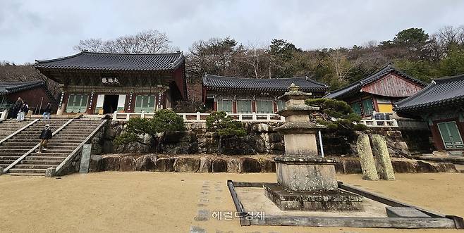 부산 범어사 대웅전과 삼층석탑
