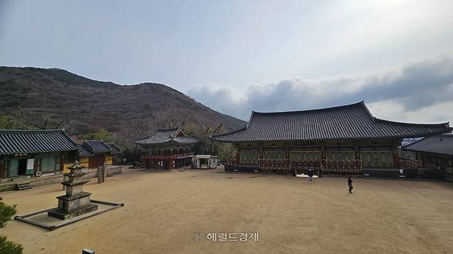 대웅전 앞마당