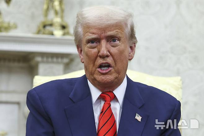 [워싱턴=AP/뉴시스]도널드 트럼프 미국 대통령이 13일(현지 시간) 백악관 집무실에서 마르크 뤼터 북대서양조약기구(NATO·나토) 사무총장과 회담에 앞서 취재진 질문에 답하고 있다. 2025.03.14.