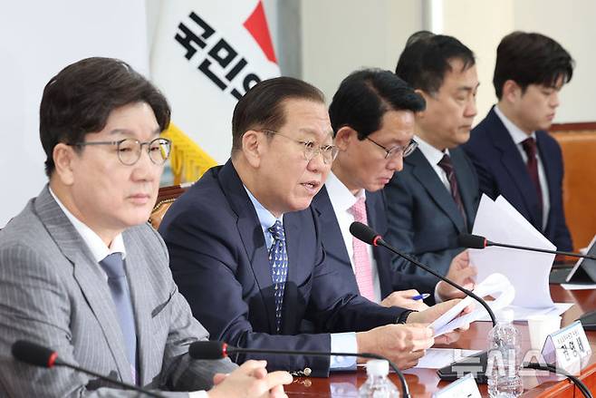[서울=뉴시스] 권창회 기자 = 권영세 국민의힘 비상대책위원장이 지난 17일 오전 서울 여의도 국회에서 열린 비상대책회의에서 발언하고 있다. 2025.03.17. kch0523@newsis.com