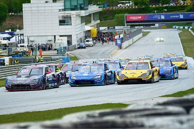 [서울=뉴시스] 지난 2024 오네 슈퍼레이스 챔피언십 개막전 장면. (사진=슈퍼레이스 제공) *재판매 및 DB 금지