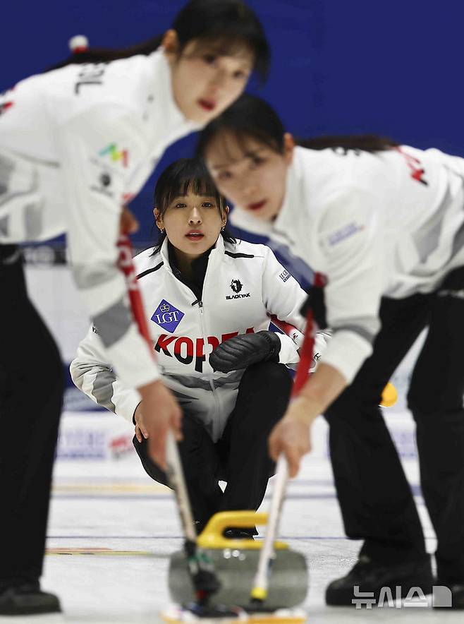 [의정부=뉴시스] 김근수 기자 = 15일 경기 의정부빙상장에서 열린 2025 LGT 세계여자컬링선수권대회 대한민국과 일본의 경기에서 스킵 김은지가 스톤을 투구하고 있다.  2025.03.15. ks@newsis.com