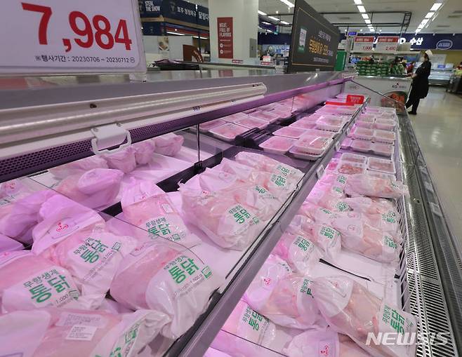 [서울=뉴시스] 서울 시내 한 대형마트에 진열된 닭고기 상품. 위 사진은 기사와 관계 없음. photo@newsis.com