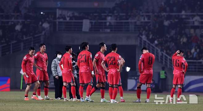 [고양=뉴시스] 김선웅 기자 = 20일 오후 경기 고양시 고양종합운동장에서 열린 '2026 국제축구연맹(FIFA) 북중미 월드컵 아시아 지역 3차 예선 B조 7차전' 대한민국과 오만의 경기, 1-1 무승부로 경기를 대표팀 선수들이 아쉬워하고 있다. 2025.03.20. mangusta@newsis.com