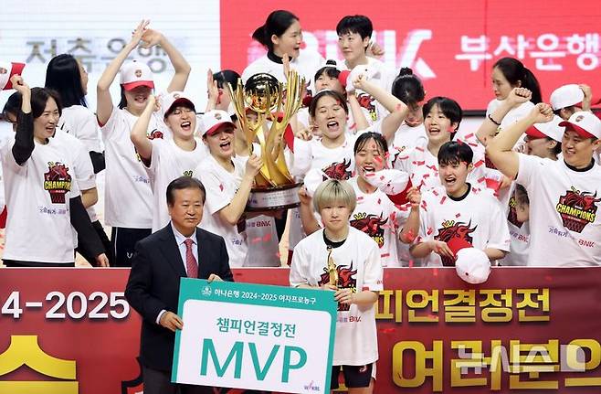[부산=뉴시스] 하경민 기자 = 2024~2025 여자프로농구 챔피언결정전 3차전이 열린 20일 부산 동래구 사직체육관에서 BNK썸 안혜지가 최우수선수상을 받고 있다. 2025.03.20. yulnetphoto@newsis.com