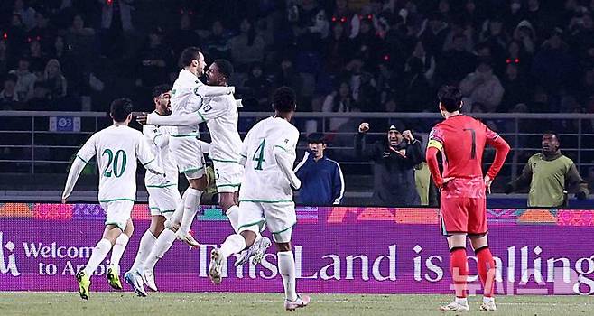 [고양=뉴시스] 추상철 기자 = 20일 오후 경기 고양시 고양종합운동장에서 열린 '2026 국제축구연맹(FIFA) 북중미 월드컵 아시아 지역 3차 예선 B조 7차전' 대한민국과 오만의 경기, 손흥민이 동점골을 넣고 기뻐하는 오만 선수들을 바라보고 있다. 2025.03.20. scchoo@newsis.com