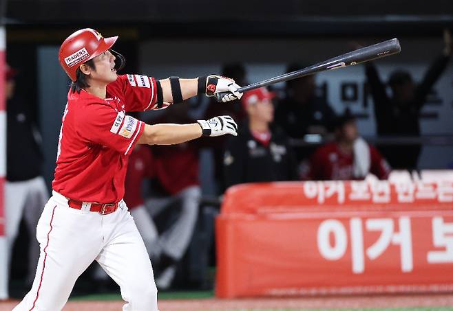 지난해 10월 1일 경기도 수원케이티위즈파크에서 열린 2024 KBO리그 프로야구 5위 결정전 SSG 랜더스와 kt wiz의 경기. 8회초 1사 주자 없을 때 SSG 최정이 홈런을 치고 타구를 바라보고 있다. 연합뉴스