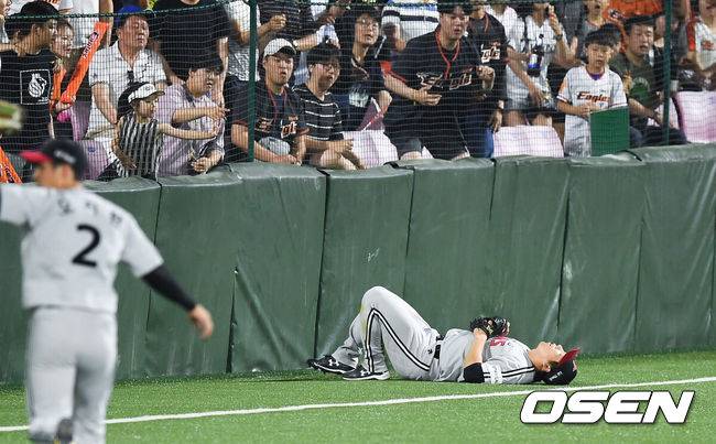 [OSEN=청주, 박준형 기자] 청주구장에서 열린 LG-한화전에서 LG 좌익수 김현수가 타구를 잡은 뒤 펜스에 부딪쳐 쓰러져 있다. /soul1014@osen.co.kr