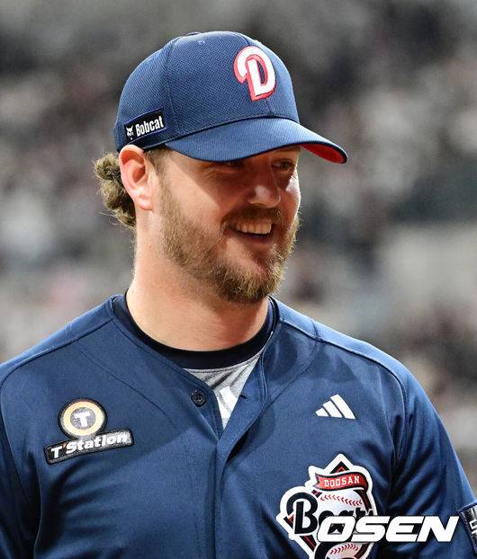 [OSEN=고척, 지형준 기자] 16일 서울 고척스카이돔에서 2025 신한 SOL 뱅크 KBO 리그 키움 히어로즈와 두산 베어스의 시범경기가 열렸다. KBO리그 10개 구단은 오는 18일까지 시범경기 10경기를 소화한다. 2025시즌 개막전은 오는 22일 개최된다. 개막전 매치업은 LG-롯데(서울 잠실구장), KIA-NC(광주-기아챔피언스필드), SSG-두산(인천 SSG랜더스필드), KT-한화(수원 KT위즈파크), 삼성-키움(대구 삼성라이온즈파크)이다.3회말 2사 1루에서 두산 콜 어빈이 키움 송성문의 3루 파울 플라이에 강승호가 호수비를 펼치자 미소짓고 있다. 2025.03.16 / jpnews@osen.co.kr