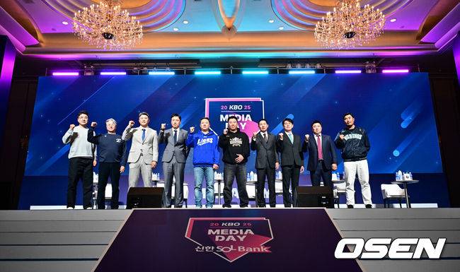 [OSEN=조은정 기자]’2025 신한 SOL Bank KBO 미디어데이 & 팬페스트’가 20일 서울 송파구 롯데호텔 월드에서 열렸다.  이번 행사에는 각 구단의 감독을 비롯해 KIA 나성범, 김도영, 삼성 구자욱, 강민호, LG 박해민, 홍창기, 두산 양의지, 김택연, KT 장성우, 강백호, SSG 김광현, 박성한, 롯데 전준우, 윤동희, 한화 채은성, 김서현, NC 박민우, 김형준, 키움 송성문, 이주형 등 KBO 리그 10개 구단 주장과 대표 선수가 참석한다.10개 구단 감독이 포즈를 취하고 있다. 2025.03.20 /cej@osen.co.kr