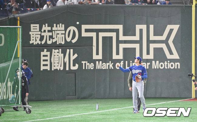 [OSEN=도쿄(일본), 박준형 기자] 18일 오후 일본 도쿄돔에서 메이저리그 공식 개막전 2025 도쿄시리즈 LA 다저스와 시카고 컵스의 경기가 진행된다. 경기 앞서 다저스 오타니가 팬들에게 공을 던져주고 있다.   2025.03.18 / soul1014@osen.co.kr