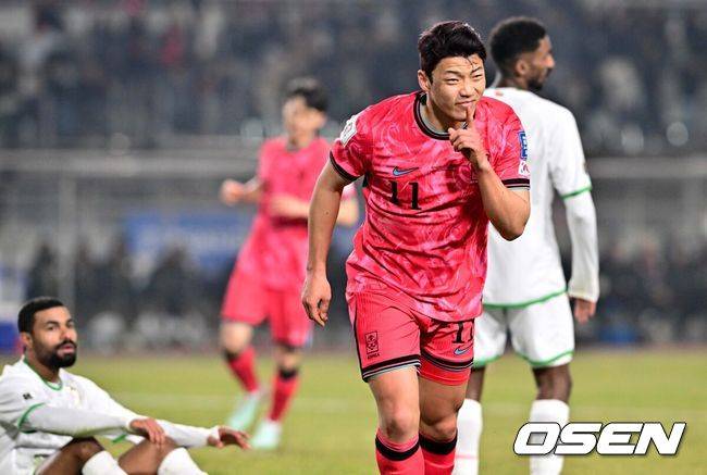 [OSEN=고양, 조은정 기자]20일 오후 경기도 고양종합운동장에서 2026 국제축구연맹(FIFA) 북중미 월드컵 아시아지역 3차 예선 B조 7차전 한국과 오만의 경기가 열렸다.승점 14점(4승 2무)으로 B조 1위를 유지하고 있는 한국이 오만전과 25일 예정된 요르단전에서 모두 승리해 승점 6점을 얻어낸다면,&nbsp;6월&nbsp;예정된&nbsp;이라크, 쿠웨이트와 경기 결과와 상관없이 11회 연속 월드컵 본선 진출을 &nbsp;확정 짓는다. 전반 한국 황희찬이 선제골을 세리머니를 하고 있다. 2025.03.20 /cej@osen.co.kr