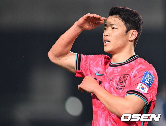 [OSEN=고양, 최규한 기자] 대한민국 남자축구대표팀이 20일 고양종합운동장에서 ‘2026 국제축구연맹(FIFA) 북중미 월드컵’ 아시아지역 3차 예선 B조 7차전 오만과 맞대결을 펼쳤다.B조에 속해 있는&nbsp;한국은 4승 2무, 승점 14로 조 선두를 달리고 있다. 2위는 이라크(승점 11), 3위는 요르단(승점 9)이다.&nbsp;한국이 이번 2연전에서 2승을 거두면 북중미 월드컵 본선진출을 조기에 확정한다.&nbsp;전반 한국 황희찬이 선제골을 작렬시킨 뒤 세리머니를 펼치고 있다. 2025.03.20 / dreamer@osen.co.kr