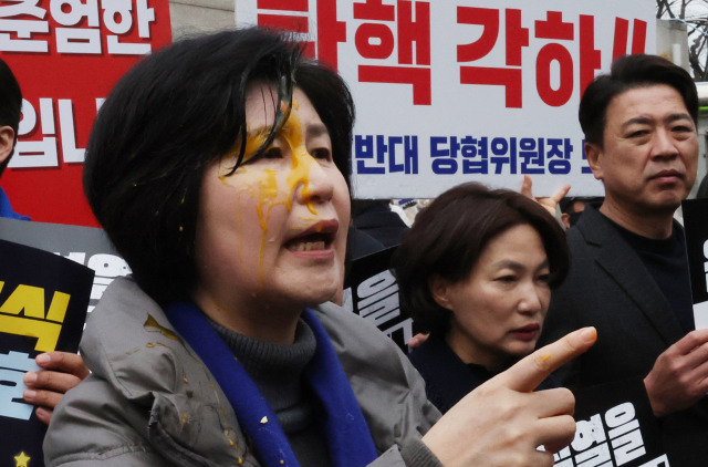 ▲더불어민주당 백혜련 의원이 20일 서울 종로구 헌법재판소 앞에서 열린 민주당 원내부대표단의 윤석열 대통령 신속 파면 촉구 기자회견에서 얼굴에 계란을 맞은 채 회견을 이어가고 있다. ⓒ연합뉴스