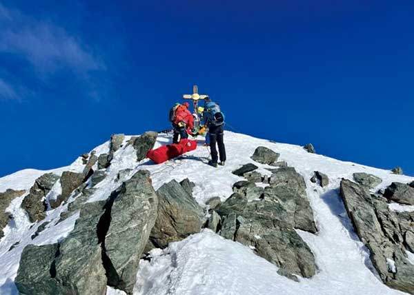 구조대가 사고자의 시신을 수습해 그로스글로크너 정상까지 올렸다. 사진 클라이네 자이퉁.