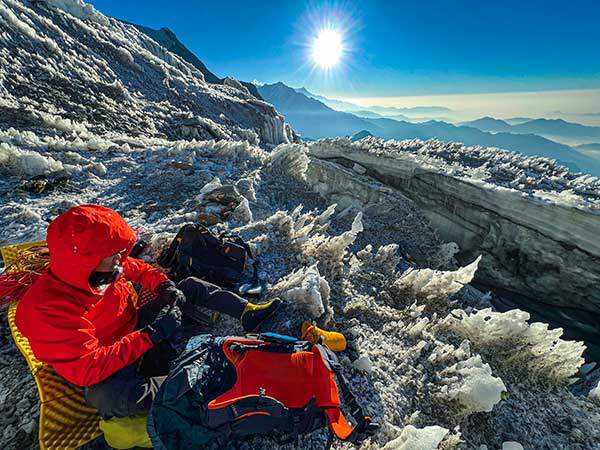 빙하와 크레바스가 도처에 깔린 캠프1(5,200m)에서 아침을 맞는다.