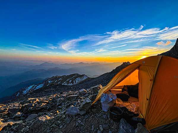 해발 4,800m에 자리잡은 ABC2(두 번째 전진캠프)에서의 석양.