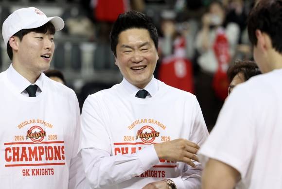 전희철 서울 SK 감독이 16일 원주종합체육관에서 열린 2024~25 프로농구 정규시즌 원주 DB와 원정 경기에서 승리하고 우승을 확정한 뒤 기뻐하고 있다. 원주 연합뉴스