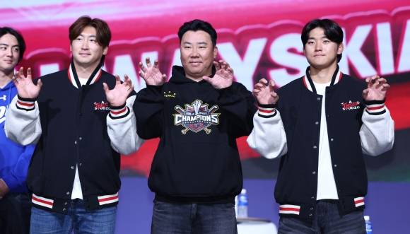 포즈 취하는 KIA - KIA 이범호(가운데) 감독과 나성범(왼쪽), 김도영이 20일 서울 송파구 롯데호텔월드에서 열린 2025 신한 SOL Bank KBO 프로야구 개막 미디어데이에서 포즈를 취하고 있다. 2025.3.20 연합뉴스