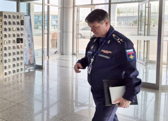 국방부에 초치당한 러시아 국방무관 - 주한러시아 국방무관인 니콜라이 마르첸코 공군 대령이 20일 서울 용산구 국방부에 들어서고 있다. 국방부는 러시아 군용기 여러 대가 닷새 만에 한국방공식별구역(KADIZ)에 재차 진입한 것에 대해 항의하기 위해 주한러시아 국방무관을 초치했다. 2025.3.20 연합뉴스