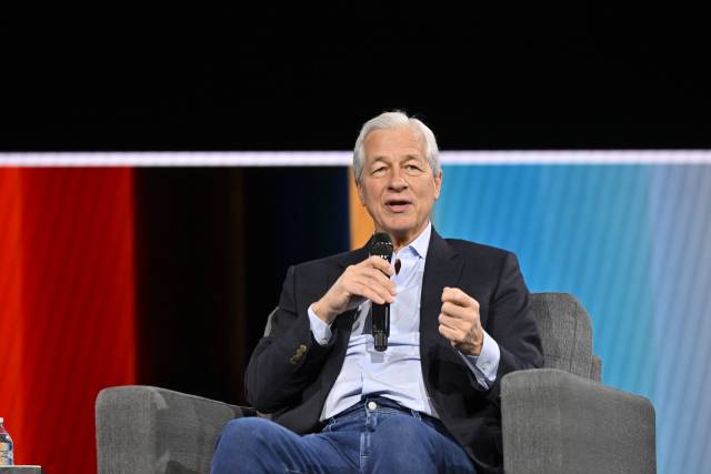 제이미 다이먼 JP모건 체이스 최고경영자(CEO)가 19일(현지 시간) 미국 라스베이거스에서 열린 ‘어도비 서밋 2025’의 기조 연설에서 발언하고 있다. 사진 제공=어도비