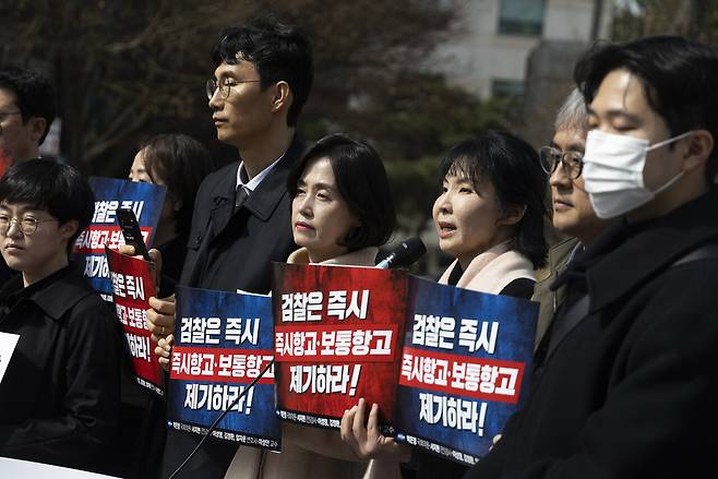 서지현 전 검사와 박은정 의원이 3월13일 서울 서초구 서울중앙지검찰 앞에서 열린 ' 윤석열 구속취소 즉시항고 촉구 기자회견'에 참석해 발언하고 있다. ⓒ시사IN 이명익