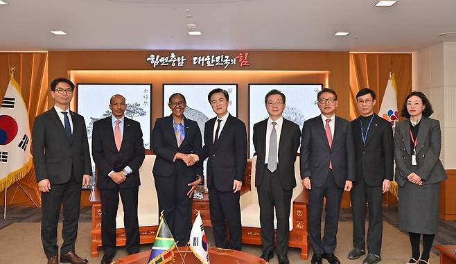 김태흠 충남도지사는 19일 도청사에서 신디스와 음쿠쿠(Sindswa N. MQUQU) 주한 남아프리카공화국 대사와 교류·협력 방안을 논의했다. ⓒ충남도