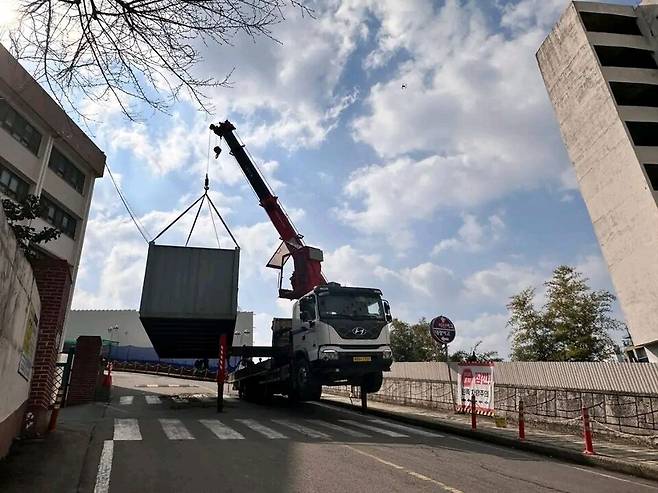 19일 광주 주월동 대광·서진여고의 통학로를 막고 있던 콘테이너가 철거되고 있다. ⓒ광주시교육청
