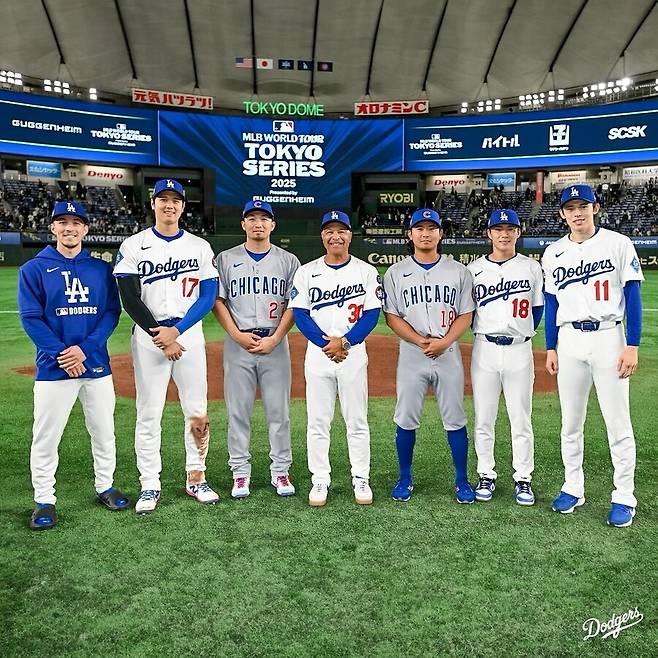 ▲ 2025 메이저리그 월드투어 도쿄시리즈가 성황리에 막을 내렸다. 왼쪽부터 토미 에드먼, 오타니 쇼헤이, 스즈키 세이야, 데이브 로버츠 감독, 이마나가 쇼타, 야마모토 요시노부, 사사키 로키. ⓒLA 다저스 공식 SNS