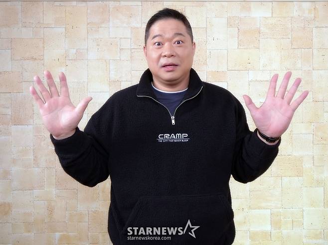 방송인 현주엽이 22일 오후 온라인으로 진행된 티캐스트 E채널 '토요일은 밥이 좋아' 기자간담회에 참석해 포즈를 취하고 있다. 2022.02.22 <사진=토요일은 밥이좋아>