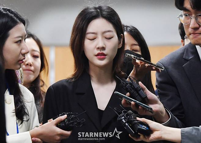 음주운전 사고로 물의를 일으킨 배우 김새론이 5일 오전 서울 서초구 중앙지방법원에서 열린 1심 선고공판을 마친 뒤 법원을 나서고 있다. /2023.04.05