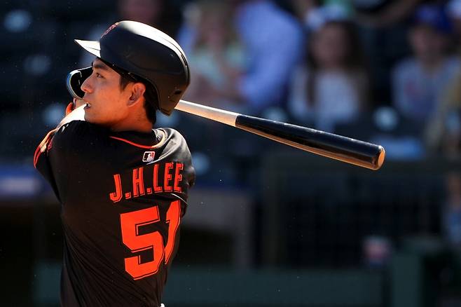 샌프란시스코 자이언츠 외야수 이정후가 이르면 22일 클리블랜드 가디언스전에 복귀할 전망이다. 밥 멜빈 샌프란시스코 감독은 20일 취재진과 만나 이정후가 22일 복귀할 수 있을 것이라고 얘기했으며, 28일 정규시즌 개막전에 출전할 수 있도록 이정후에게 충분한 시간을 주겠다고 전했다. AP 연합뉴스