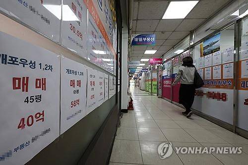 강남3구·용산구 아파트 전체 토허구역으로
    (서울=연합뉴스) 이진욱 기자 = 19일 서울 강남구 아파트 단지 부동산에 매매 시세가 붙어 있다. 정부와 서울시는 이날 강남구, 서초구, 송파구, 용산구 아파트 2천200개 단지, 40만가구를 토지거래허가구역으로 확대 지정한다고 밝혔다. 2025.3.19
    cityboy@yna.co.kr
(끝)