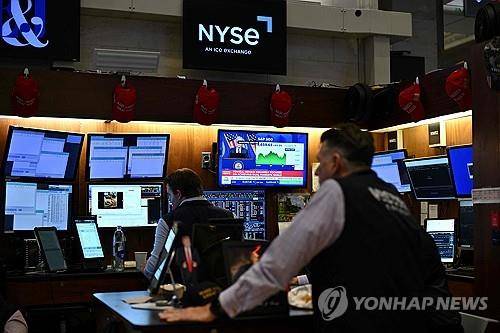 뉴욕증권거래소의 트레이더 [AFP 연합뉴스 자료사진]