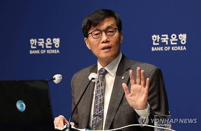 발언하는 이창용 한은 총재 (서울=연합뉴스) 이창용 한국은행 총재가 25일 서울 중구 한국은행에서 열린 금융통화위원회 금리 결정에 대한 기자간담회에서 발언하고 있다. 2025.2.25 [사진공동취재단] photo@yna.co.kr