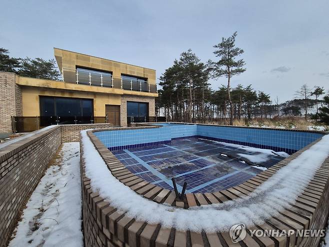 적막함 흐르는 강원 고성군 한 타운하우스 (강원 고성=연합뉴스) 류호준 기자 = 지난 17일 강원 고성군 토성면 원암리 한 타운하우스가 텅 빈 채 적막함이 흐르고 있다.
    이 땅의 소유주는 토지수용보상금 30억원 중 10%를 떼어주겠다며 실시설계 용역회사 소속 노선 설계 담당자에게 '노선 변경'을 청탁하고 2억원을 건넨 사실이 발각돼 처벌받았다. 2025.3.20 ryu@yna.co.kr