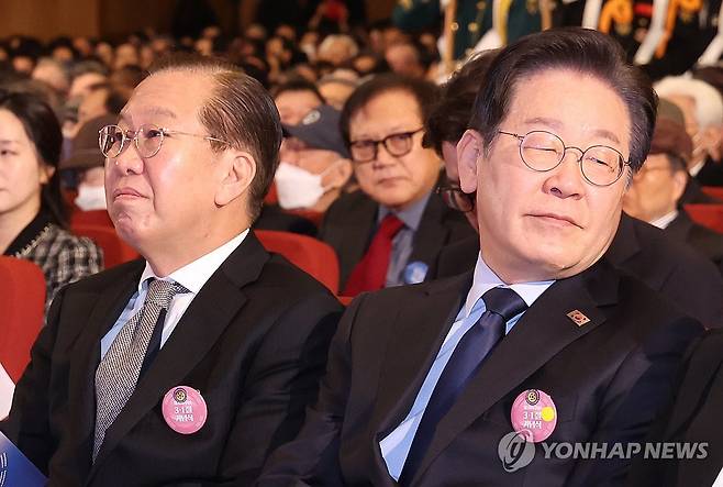 삼일절 기념식 참석한 여야 대표 (서울=연합뉴스) 한상균 기자 = 국민의힘 권영세 비상대책위원장과 더불어민주당 이재명 대표가 1일 서울 중구 숭의여자대학교에서 열린 제106주년 3ㆍ1절 기념식에 참석하고 있다. 2025.3.1 [대통령실통신사진기자단] xyz@yna.co.kr