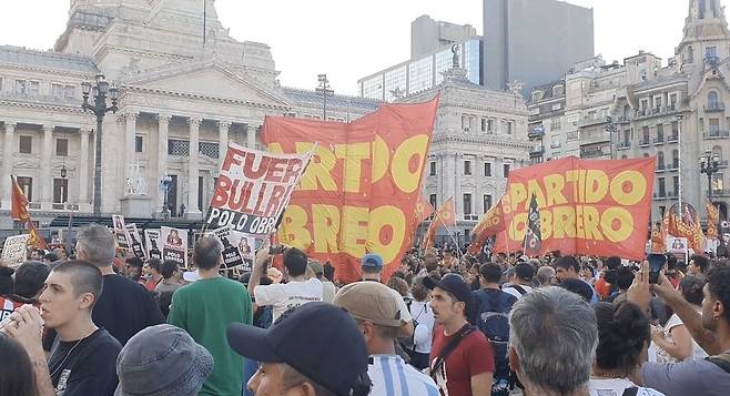 아르헨티나 은퇴자 연금 시위 (부에노스아이레스=연합뉴스) 김선정 통신원 = 19일(현지시간) 아르헨티나 국회 앞에서 수요일 은퇴자 연금 시위에 참여한 노동단체가 지난 12일 시위대를 무력 진압한 파트리시아 불리치 치안장관을 비난하면서 물러가라고 소리치고 있다. 2025.3.20 sunniek8@yna.co.kr