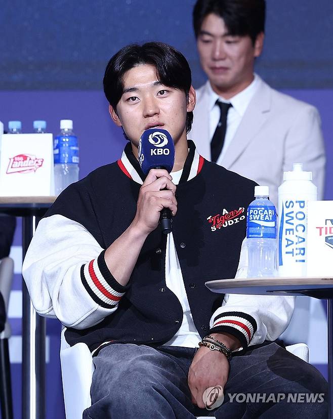 각오 밝히는 KIA 김도영 (서울=연합뉴스) 김인철 기자 = KIA 김도영이 20일 서울 송파구 롯데호텔월드에서 열린 2025 신한 SOL Bank KBO 프로야구 개막 미디어데이에서 이번 시즌 각오를 밝히고 있다. 2025.3.20 yatoya@yna.co.kr