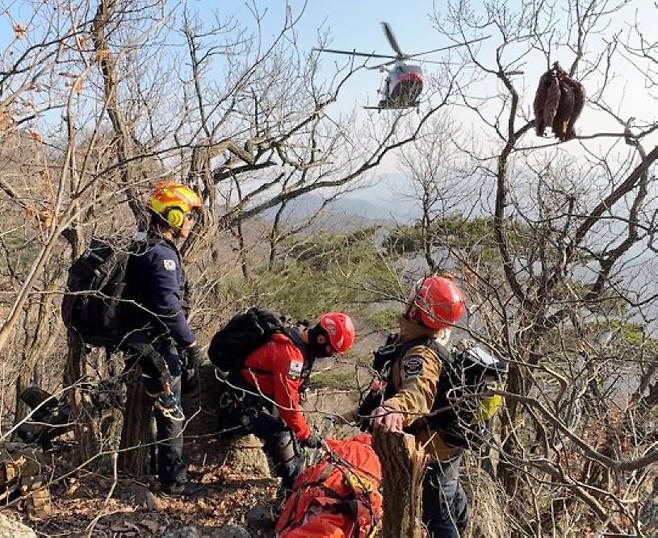 등산객 구조 [경기소방재난본부 제공. 재판매 및 DB 금지]