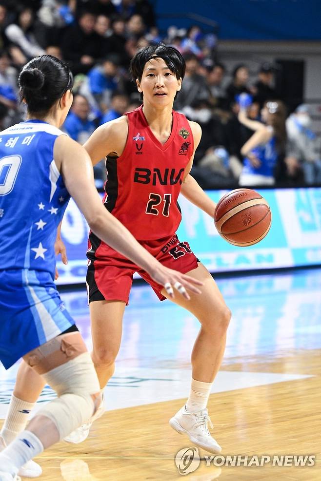 드리블하는 사키 (서울=연합뉴스) 18일 충남 아산이순신체육관에서 열린  열린 하나은행 2024-2025 여자프로농구 챔피언결정전 2차전 아산 우리은행과 부산 BNK의 경기. 부산 사키가 드리블하고 있다. 2025.3.18 [한국여자농구연맹 제공. 재판매 및 DB 금지] photo@yna.co.kr