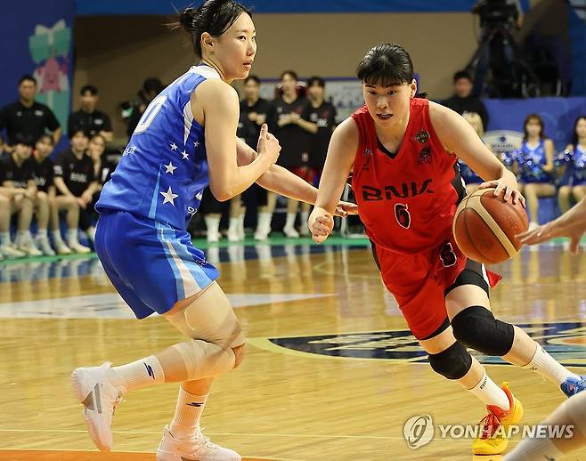 돌파하는 이소희 (아산=연합뉴스) 강수환 기자 = 16일 충남 아산 이순신체육관에서 열린 하나은행 2024~2025 여자프로농구 챔피언결정전 1차전 아산 우리은행과 부산 BNK 썸의 경기. BNK 이소희가 돌파하고 있다. 2025.3.16 swan@yna.co.kr