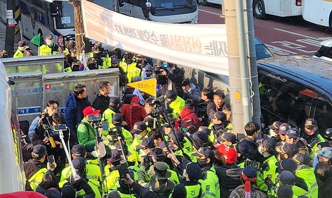 헌재 앞 시위대를 강제해산하는 경찰 [촬영 이율립]