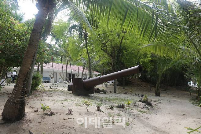 사이판 곳곳에는 2차 세계대전 버려진 무기들이 곳곳에 버려져 있다