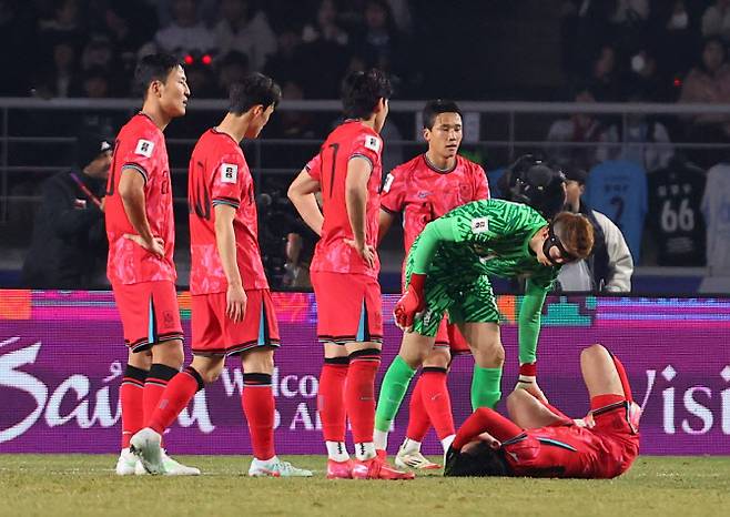 20일 경기도 고양종합운동장에서 열린 2026 북중미 월드컵 아시아 3차 예선 B조 7차전 대한민국과 오만의 경기. 오만에게 동점골을 허용한 대표팀 선수들이 부상을 입은 이강인 주위로 모여 걱정하고 있다. 사진=연합뉴스