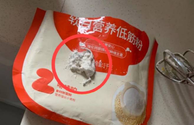중국에서 절찬리에 판매중인 아기용 밀가루에서 쥐로 추정되는 이물질이 나와 논란이 확산중이다. (사진=웨이보)