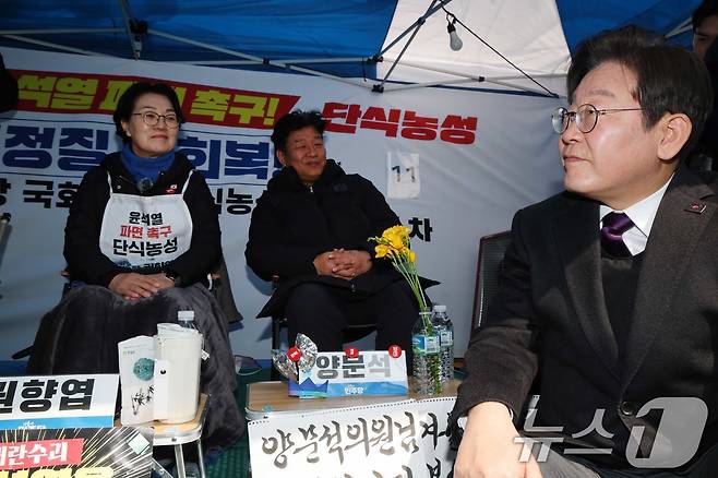 이재명 더불어민주당 대표가 21일 서울 종로구 경복궁역 부근에서 윤석열 대통령의 파면을 촉구하며 단식 중인 의원들을 격려하고 있다. 2025.3.21/뉴스1 ⓒ News1 임세영 기자