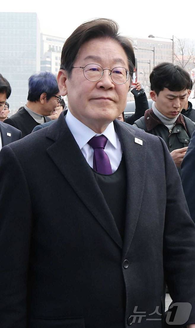 방탄조끼를 입은 이재명 더불어민주당 대표가 21일 서울 종로구 경복궁역 부근에서 윤석열 대통령의 파면을 촉구하며 13일째 단식 중인 김경수 전 경남도지사의 농성장을 방문하고 있다. 2025.3.21/뉴스1 ⓒ News1 임세영 기자