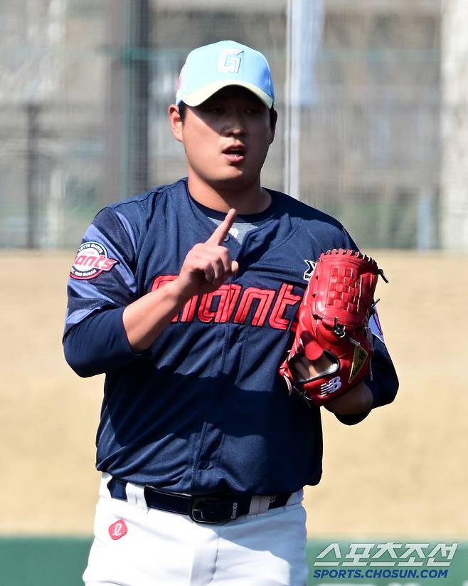 28일 일본 미야자키 미야코노조 야구장에서 열린 롯데 자이언츠와 지바 롯데 마린스의 교류전. 롯데 나균안이 숨을 고르고 역투하고 있다. 미야자키(일본)=박재만 기자pjm@sportschosun.com/2025.02.28/